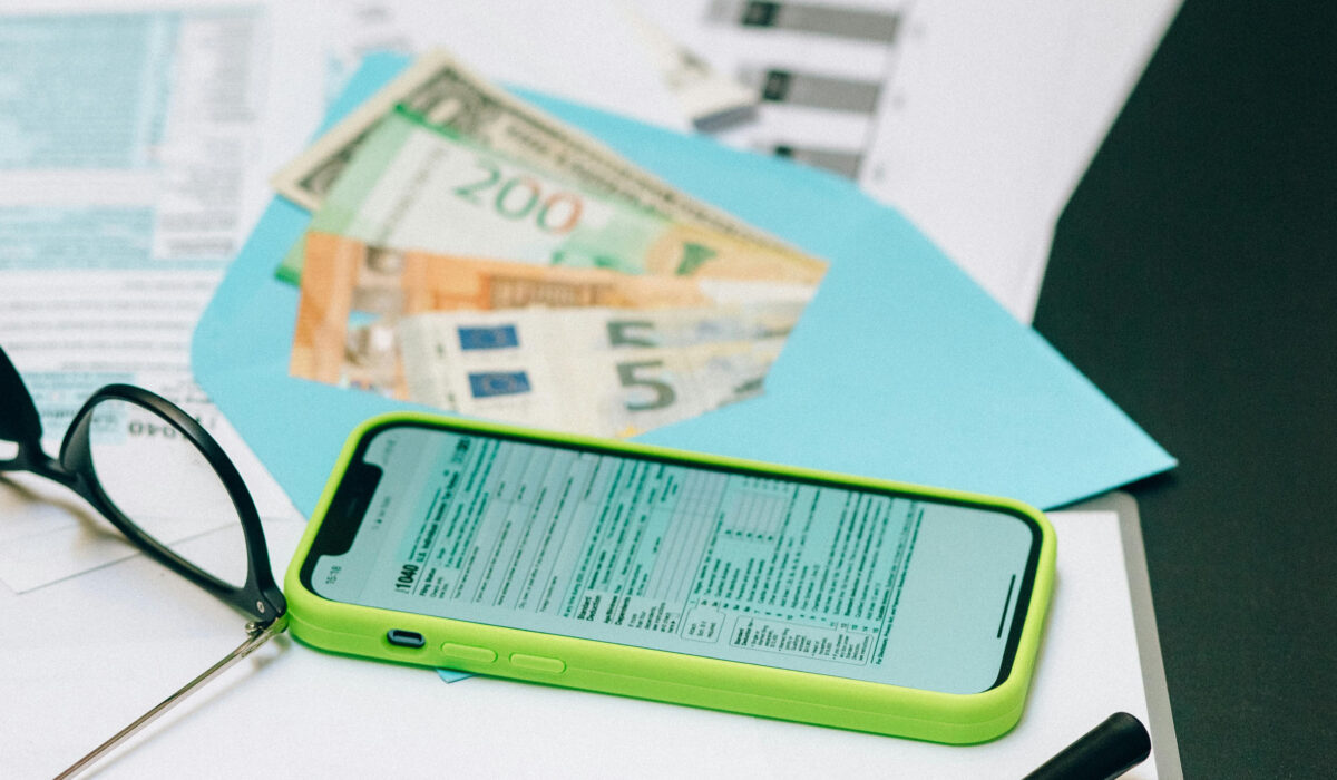 Avec l'avance immédiate de crédit d'impôt, payez directement moitié prix vos services à domicile — ménage, repassage, garde d'enfants, jardinage — sans attendre votre déclaration de revenus.