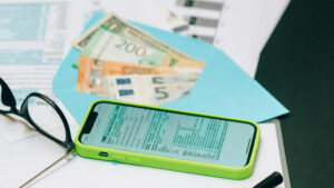 Avec l'avance immédiate de crédit d'impôt, payez directement moitié prix vos services à domicile — ménage, repassage, garde d'enfants, jardinage — sans attendre votre déclaration de revenus.